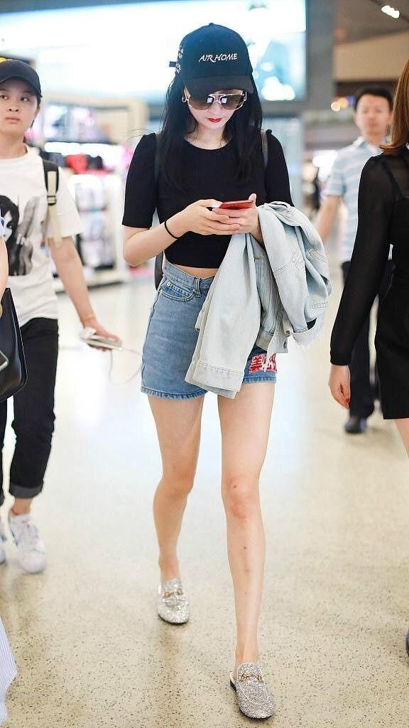 杨幂开叉裙撞衫邓紫棋，网友：8厘米差这么多？