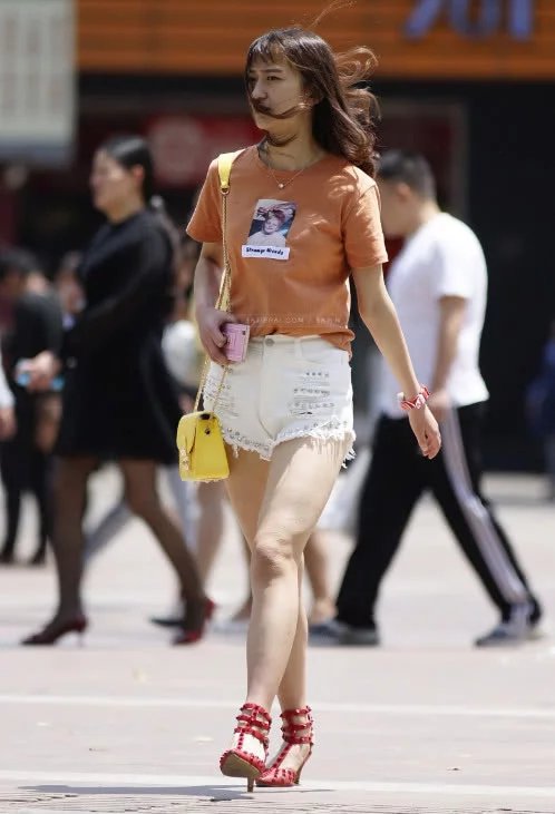 气质小姐姐一身普通的装扮穿出知性与时尚,网友:果然人美穿什么