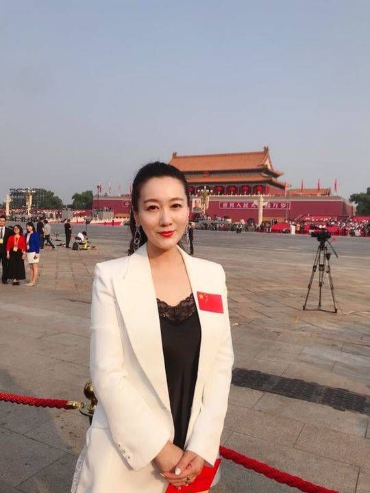  「阅兵式」歌唱家谭晶受邀观礼感动流泪八字评价阅兵式：震撼、