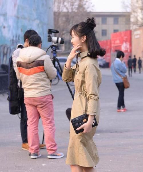  「美女」美女时尚街拍：明眸善睐的美女，一件灰色短袖配浅色牛仔裤，青春活力气息