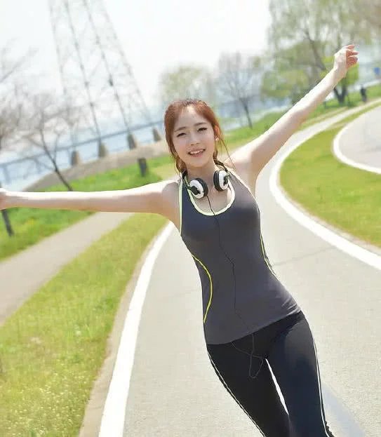 爱上健身的韩国小姐姐，素颜出镜很精美，紧身装裹出纤细水蛇腰吸