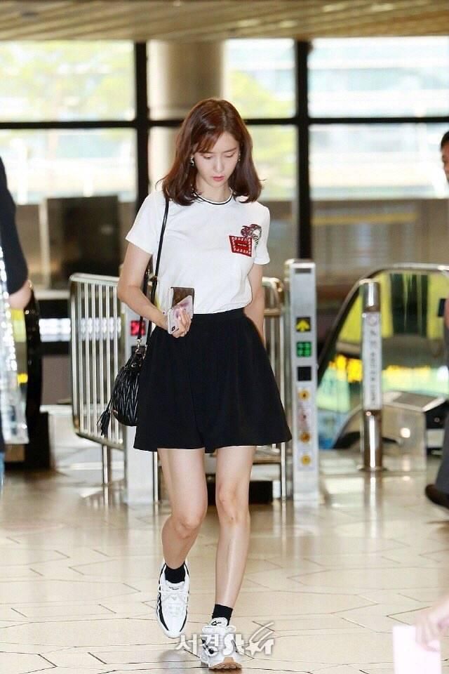 林允儿真大胆！机场秀穿短裙秀长腿，网友：这腿型还敢穿短裙？