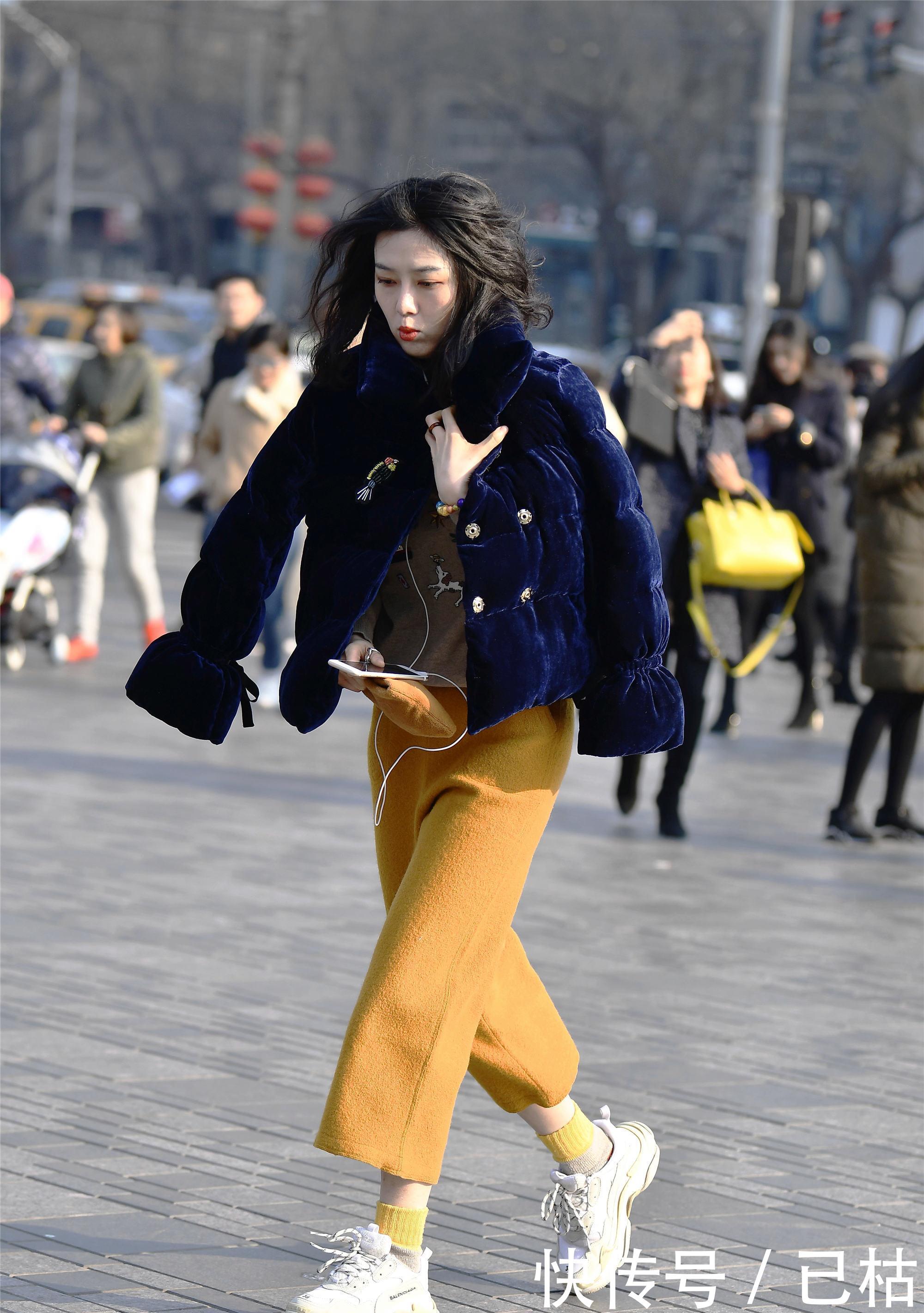  「美女」街拍：美女选择一件黑色T恤搭配一条蓝色牛仔短裤，简单又时尚！