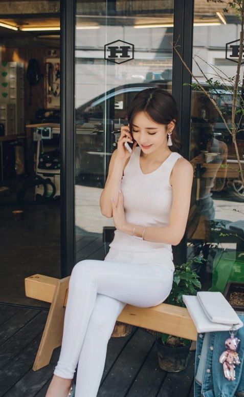 青春优雅的时尚紧身打底裤小姐姐轮廓优美，潮流个性的女神范!