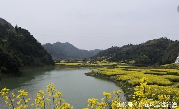 安徽歙县深渡画里人家窗前一幅流动的山水画卷，人宛如在画中