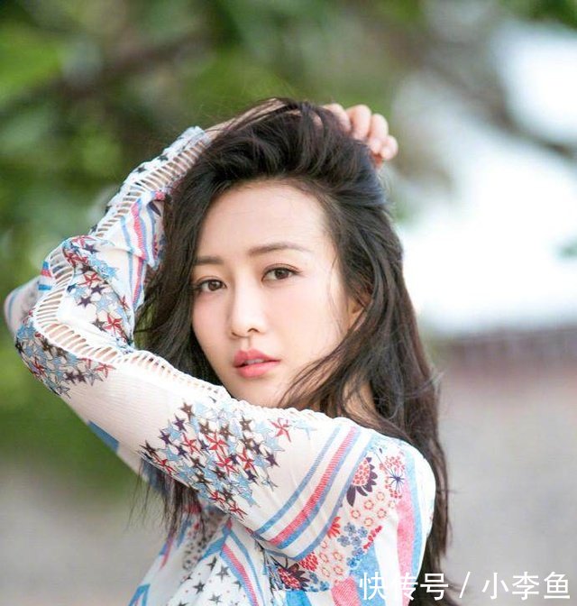 34岁王鸥穿衣太有女人味了，难怪明道都拜倒在她的石榴裙下！