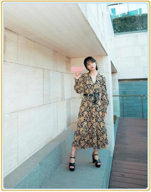 再别说周笔畅没女人味了!一袭印花裙惊艳全场,连杨幂都甘拜下风