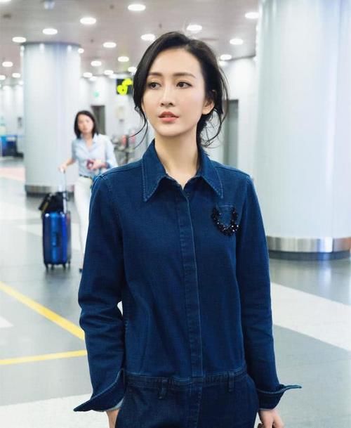女生@硬质感与柔美的“碰撞”:女生穿牛仔外套,三、四月美的与众不同