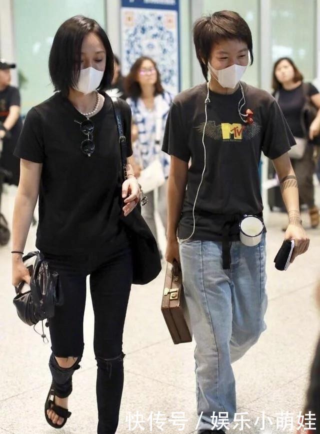 周迅背2万的包难得高调一回，却被窦靖童茶缸抢镜了，这下尴尬了