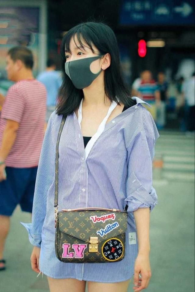 娄艺潇玩下衣失踪，但“烂”的热裤和衬衣配上素颜显得毫无气质！