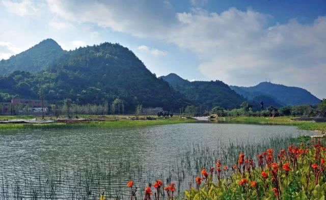 中国第一条旅游高铁正式通车！400余个4A级以上景区，一路美食美