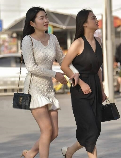  『女孩』街拍：紧身裙诠释了时尚的气息，把街道变成女孩秀身材的主场