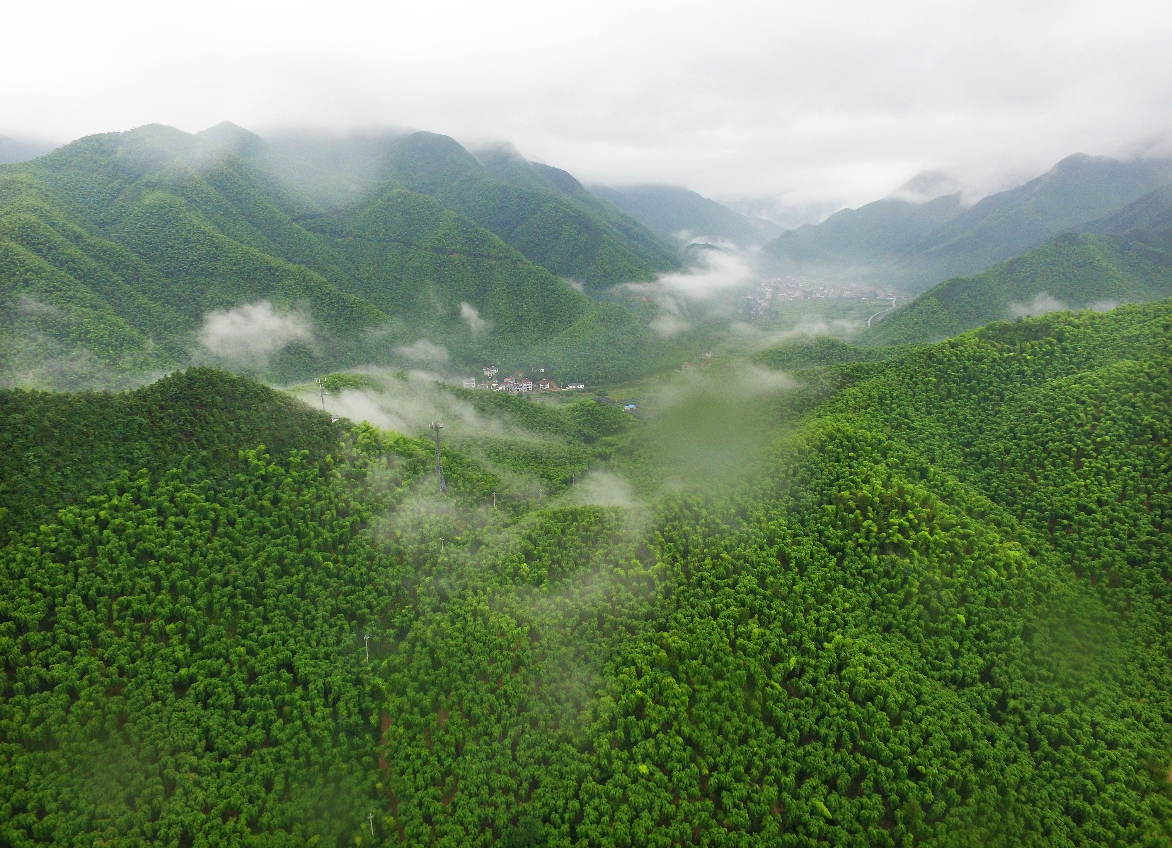 玩漂流玩桨板玩皮划艇，安吉仙龙峡不跟风玩