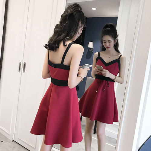 女人不要总穿短裤了，如今流行的裙子更养眼，同事都夸有眼光