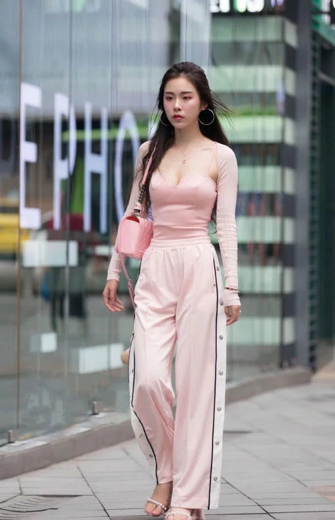 街拍长相秀丽气质优雅脱俗的性感少妇,吊带敢这么穿也是没谁了