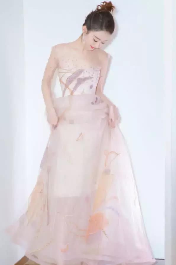 赵丽颖简直了！把“花瓶”当靴子穿，走路抬得动脚吗？