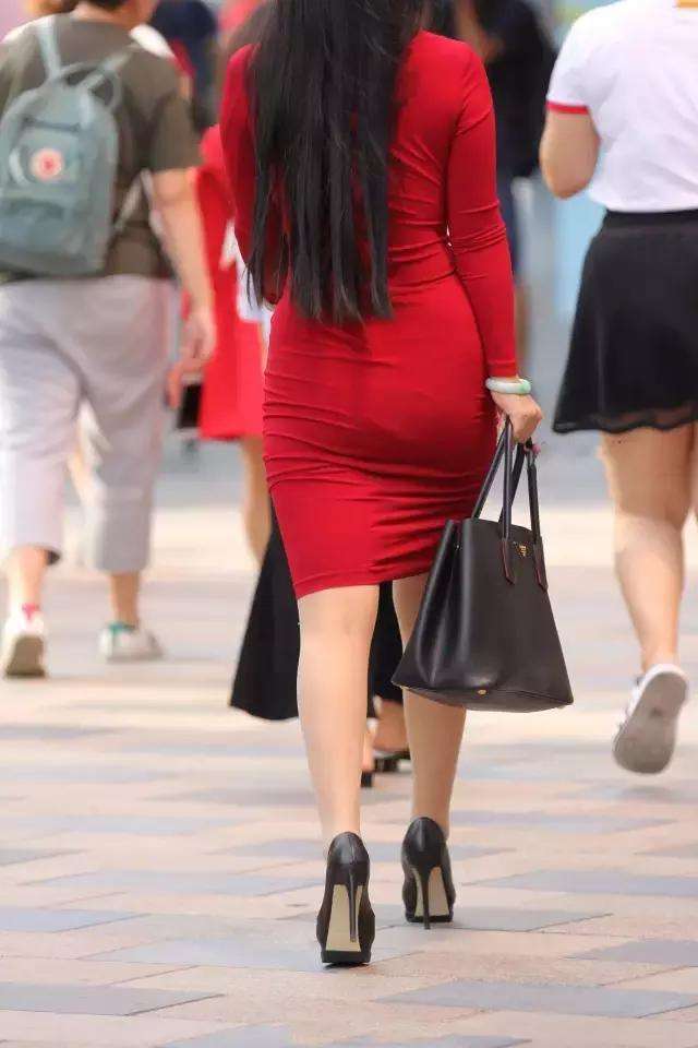 街拍：成熟女人的美需要细品，包臀裙能突出优势