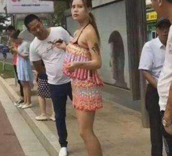 大热天女孩穿着冰棒做的裙子, 边吃边等公交车, 网友: 好身材啊