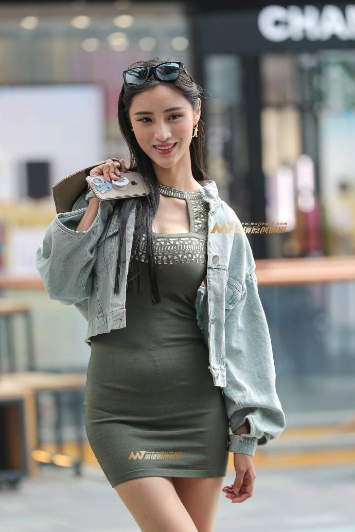 街拍：时髦小姐姐穿了个小包臀裙，小肚肚都没有遮住!