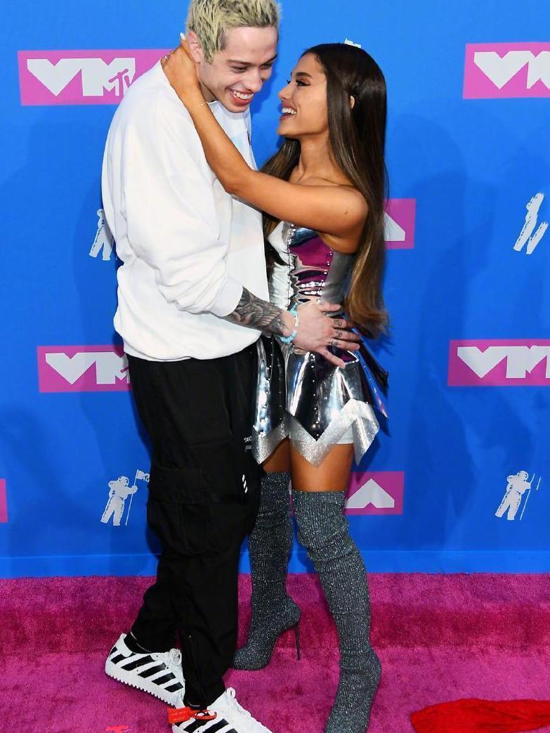 VMA颁奖礼好玩了, 明星造型一言难尽, 只有超模KK在认真穿?