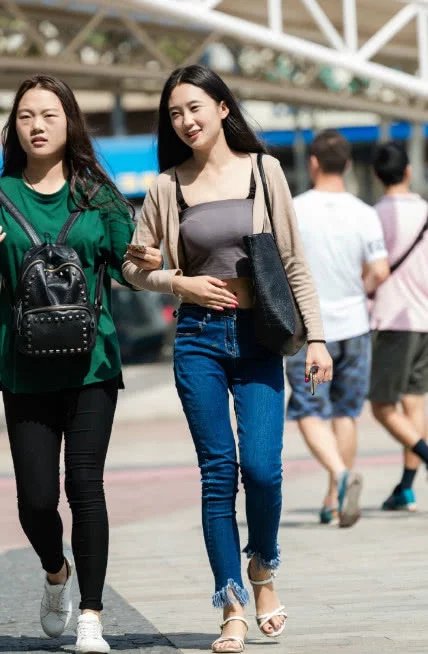 气质小姐姐紧身穿搭加您凹凸有致的身材,精致容颜微微一笑倾城倾