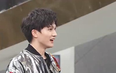 『花花』奇袭歌手一出场就要袁娅维微信, 周深大喊: 你礼貌吗? 花花一旁看好戏