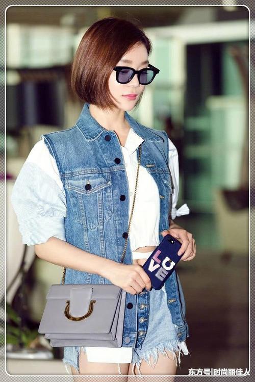 袁姗姗厉害了！牛仔短裙只能遮住大腿根，腿粗的人只有羡慕的份！