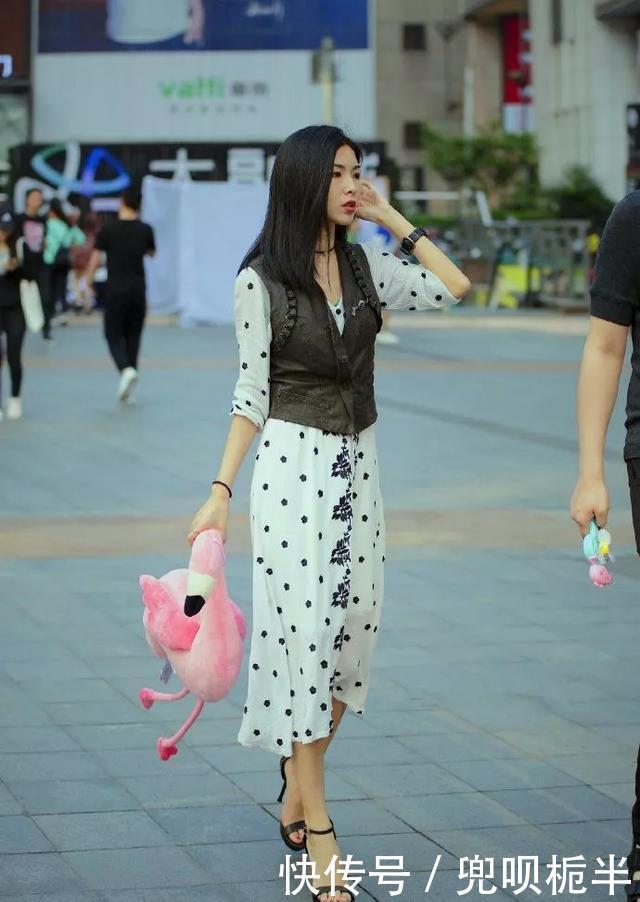 美女：美女脚上搭配上一双同色系的高跟凉鞋，看上去带着一种淡淡的性感