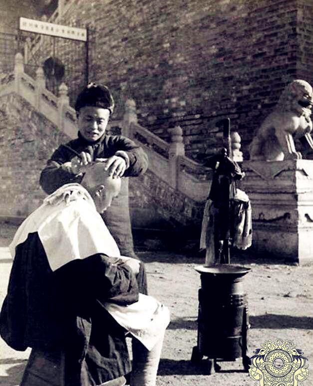  『美女』“发廊”的变迁老照片：图一是清朝理发店，图九是三个美女理发师