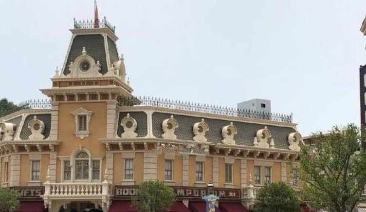 香港迪士尼乐园已成迪士尼乐园中最冷清的一个，米老鼠追着你合照