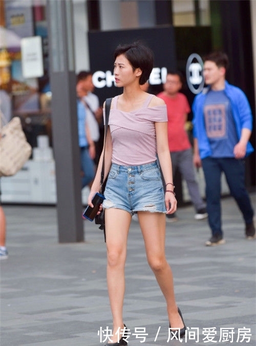 「连体」街拍:小美女身穿时尚的吊带连体短裤,秀出白皙长腿,清秀靓丽