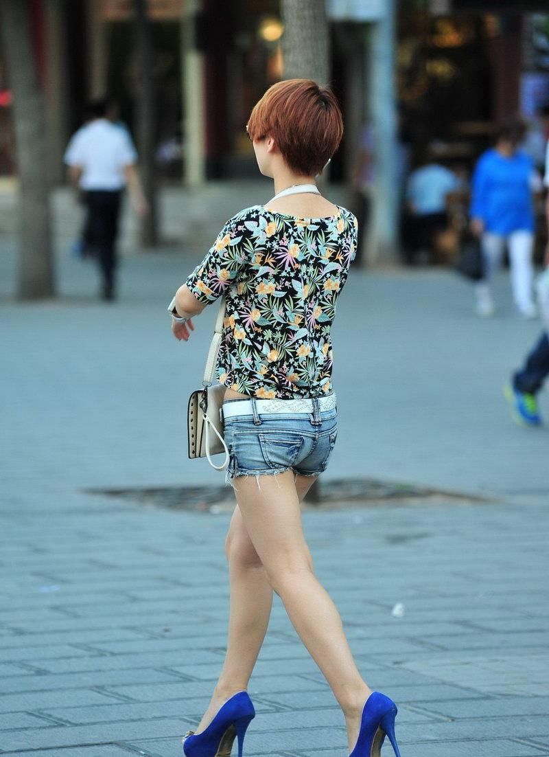 美女穿齐臀短裤，美腿诱人悠闲街拍！