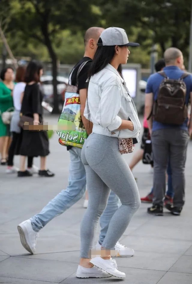 可爱小姐姐紧身裤勾勒浑圆的臀线，清纯的长相可爱又俏皮