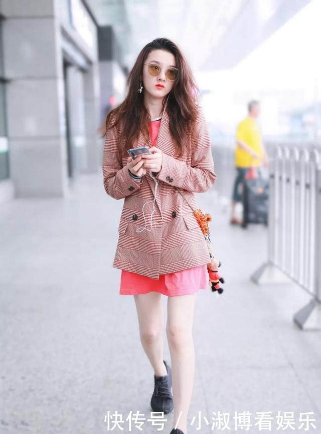 【显嫩】女人不管多大年纪,都少穿黑白灰,多穿这个“高级色”,减龄显嫩