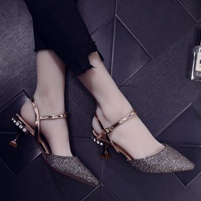 穿奶奶鞋简直丑爆了!时髦精最爱穿细跟高跟鞋，步履间充满女神范