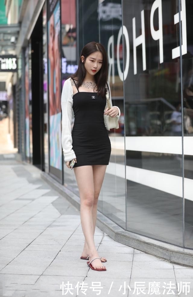 气质|路人街拍,小姐姐米色的连衣裙外搭开衫,显得十分清爽干练