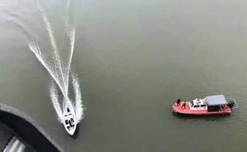 韩网红哭诉遭20名中年男猥亵拍不雅照，涉案男子跳桥自杀：我冤枉