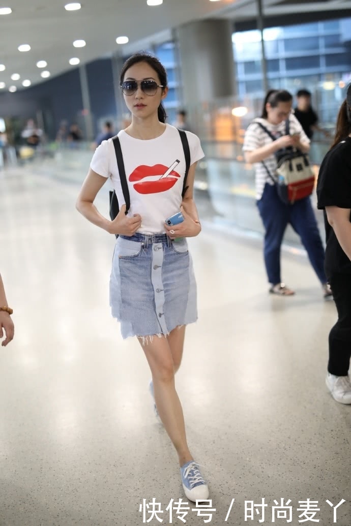 韩雪穿连衣裙现身，透明包包毫无隐私可言，网友：里面都看到了！