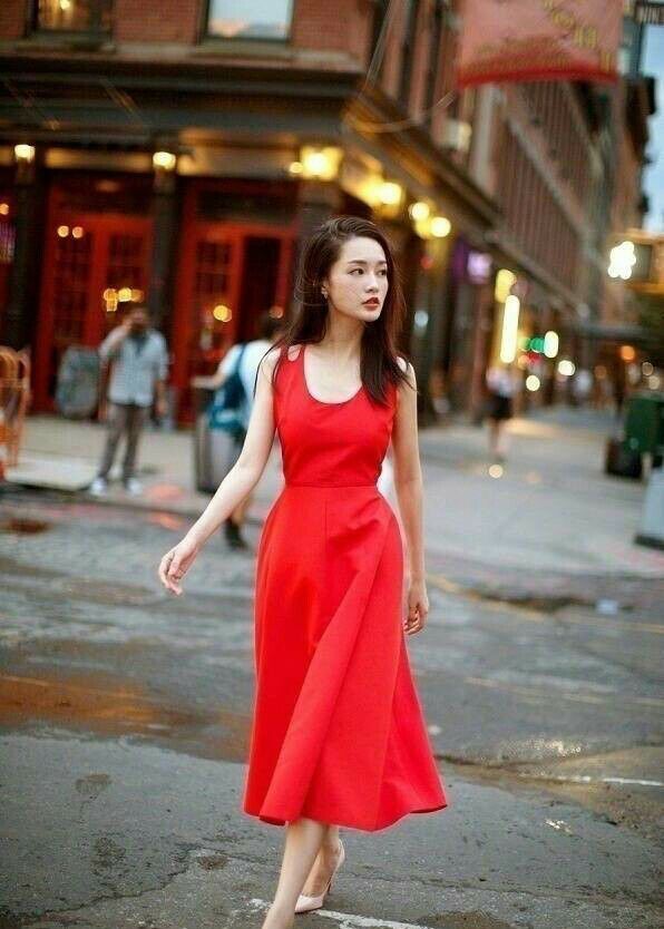 李沁一袭中国红连衣裙简直美炸，网友:中国红谁穿谁红