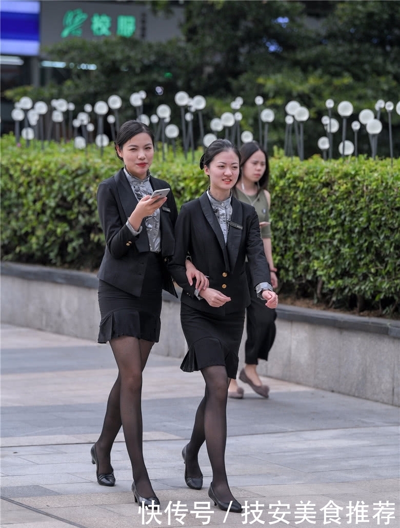 # 穿着#长得高就是有优势啊！，路人街拍：穿着职业装的2个小姐姐