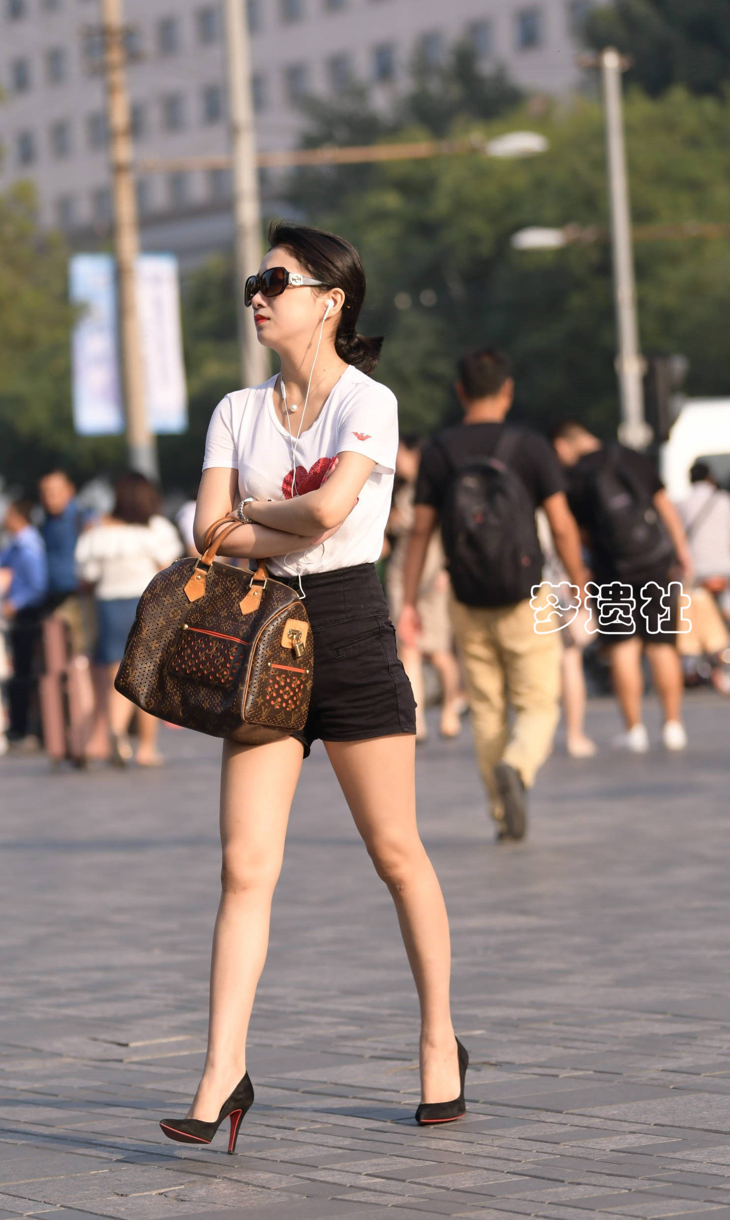 美女街拍:有点高冷，有点傲气，也有点性感