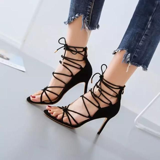 创新十足的小粗跟高跟鞋，散发出性感优雅的女人魅力