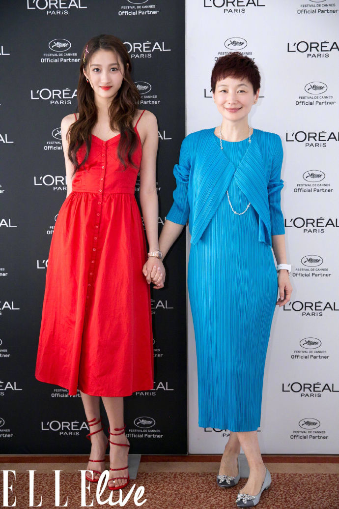 关晓彤:一袭红色吊带裙，一头长卷发，一双红色高跟鞋少女感十足