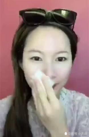 女生化妆太吓人，卸妆的时候像剥皮，网友：化妆和刷墙一样厚
