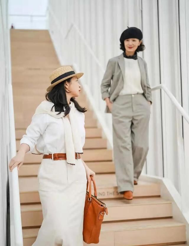  [双小红鞋]喜欢穿黑白灰，春夏建议搭这3个“颜色”的鞋子，时髦百搭还吸睛
