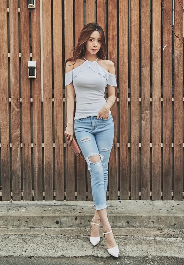 气质出众的牛仔裤美女，身材真好!