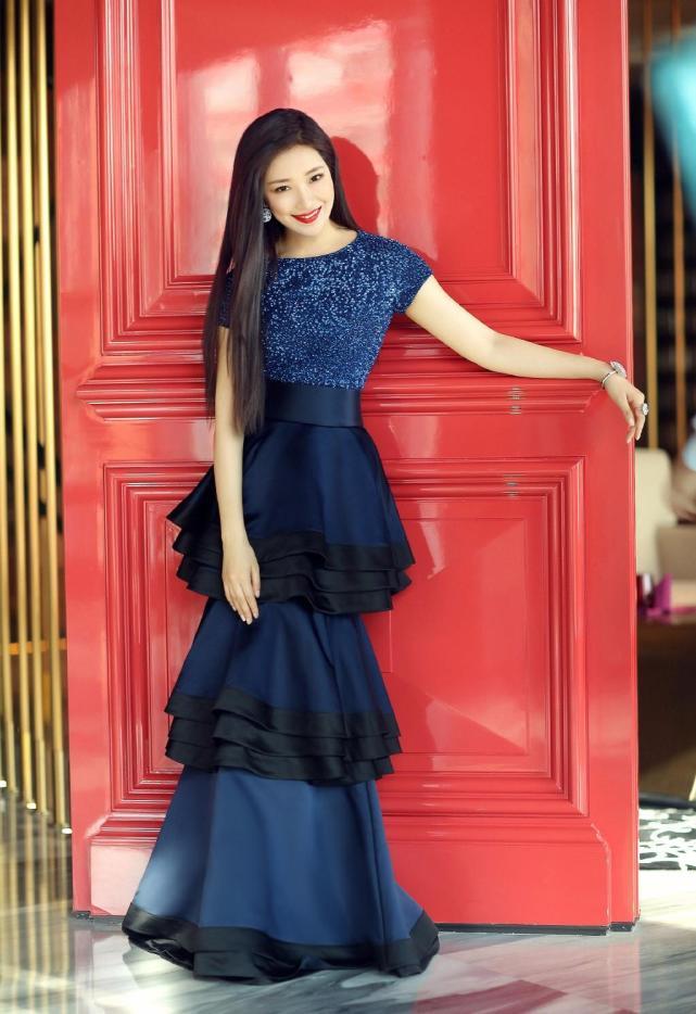 菅纫姿双马尾俏皮可爱，长外套内搭挂脖泳衣，大长腿吸睛