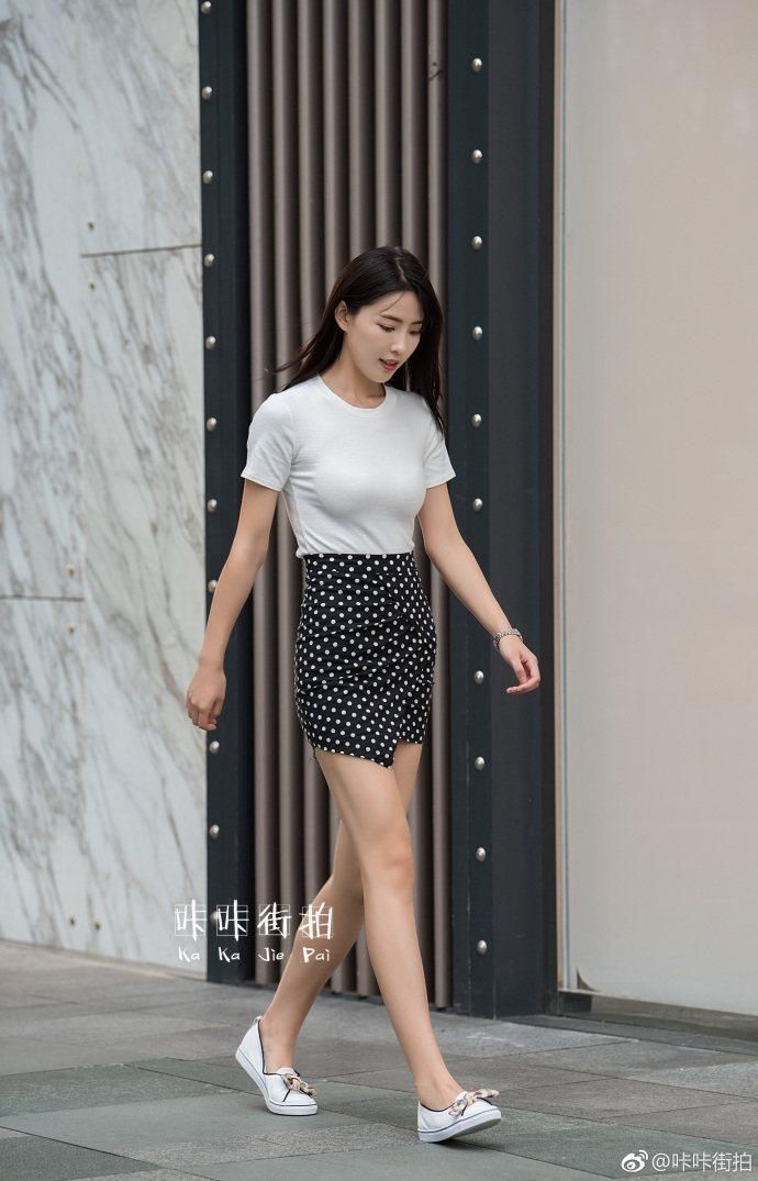 街拍:一字肩长裙可优雅,可清新,穿上它谁还不是小仙女