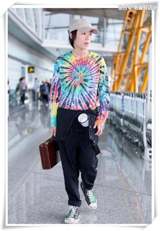 窦靖童把茶缸子挂腰上，大夏天穿毛衣，网友:穿这样亲妈知道吗?