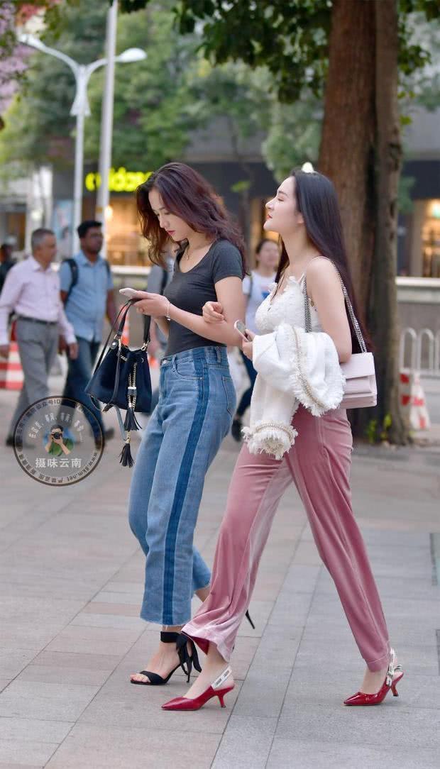 街拍:小姐姐蕾丝两件套组合、 勾勒出的身材凹凸曲线美!